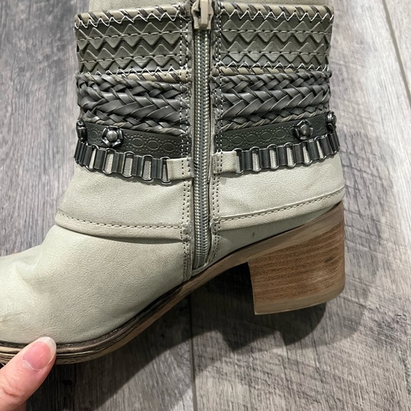 Carlos Santana Tan Heeled Booties - Picture 10 of 15